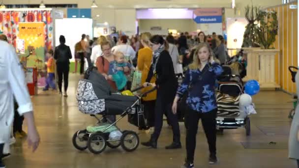 Wielu rodziców z dziećmi w centrum handlowym. — Wideo stockowe