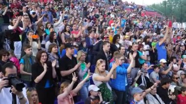 Bir sürü insan Stadı nda alkışladı.