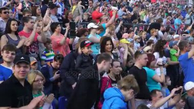 Bir sürü insan Stadı nda alkışladı.