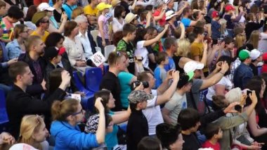 Bir sürü insan Stadı nda alkışladı.