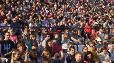 Bir sürü insan Stadı nda alkışladı.