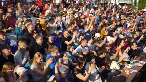 Muitas pessoas no estádio aplaudiram . — Vídeo de Stock