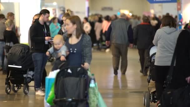 Много родителей с детьми в торговом центре . — стоковое видео