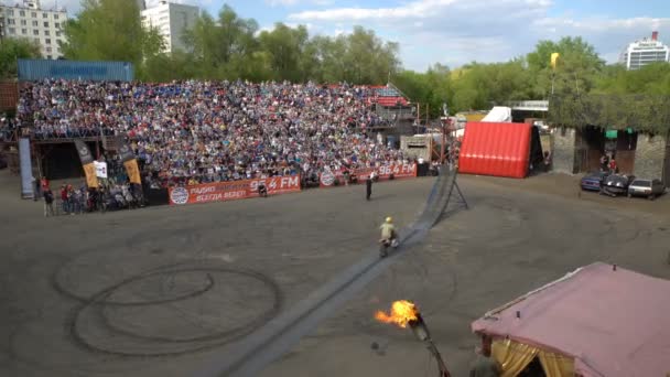 Moto stunt rider fazendo truques loucos . — Vídeo de Stock