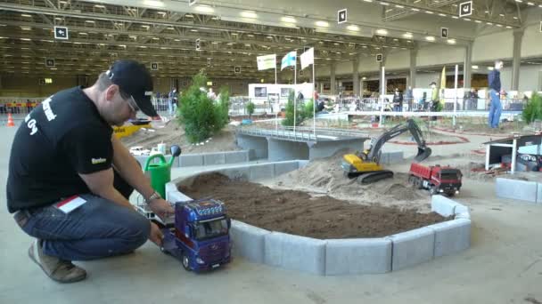 Een heleboel afstandsbediening voertuigen modellen in actie op de Rc Power Truck Show. — Stockvideo