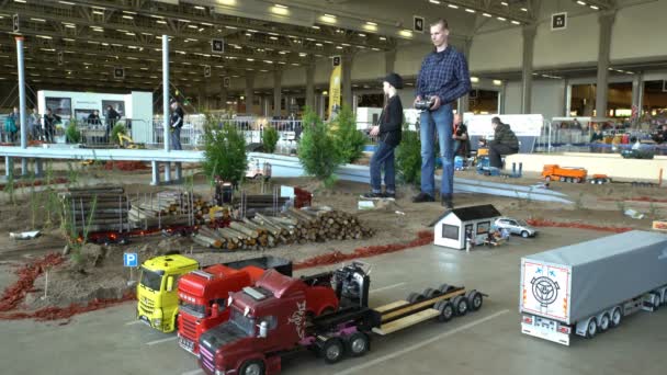 Una gran cantidad de modelos de vehículos de control remoto en acción en el RC Power Truck Show . — Vídeos de Stock