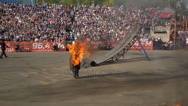 "Burning man" on the set. Stuntman shows deadly fire trick. Slow motion. — Stock Video