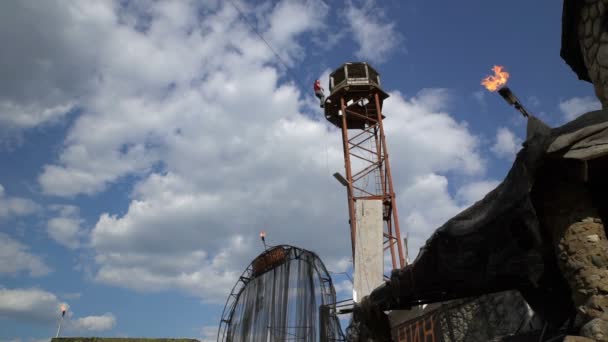 Un trucco mortale. Un uomo salta da una torre alta. Rallentatore . — Video Stock