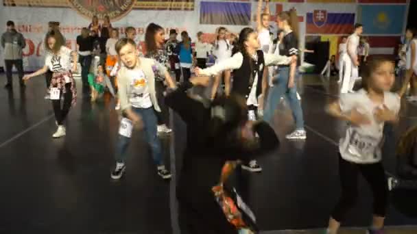 Les adolescents dansent le hip-hop. Mouvement lent . — Video