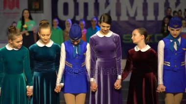 Yargıç dans Olimpiyatı kazanan yüksek sesle bildirmek. Kazananlar Skordan.