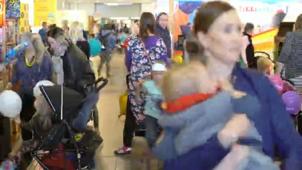 Een heleboel ouders met kinderen in het winkelcentrum. Time-lapse — Stockvideo