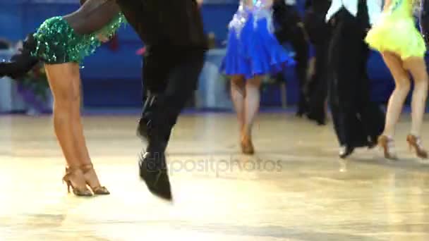 Un montón de parejas Cool Dancing Shake en el salón de baile . — Vídeo de stock