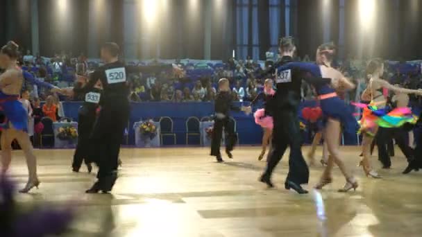 Un montón de parejas adolescentes bailando danza latina en el salón de baile — Vídeo de stock