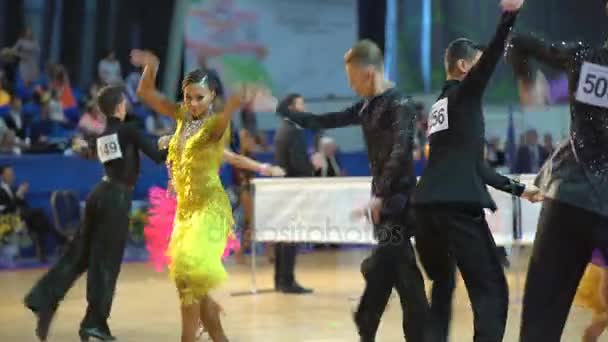 Un sacco di coppie che ballano appassionato ballo latino nella sala da ballo . — Video Stock
