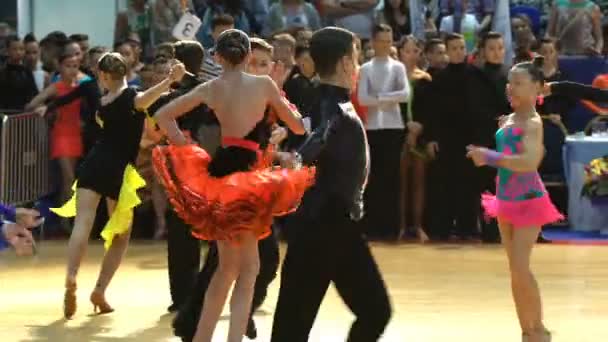 Muchas parejas adolescentes bailan bailes latinos en el salón de baile. Movimiento lento — Vídeos de Stock