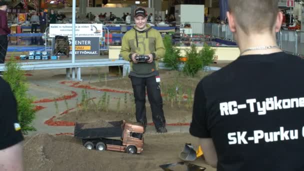 Una gran cantidad de modelos de vehículos de control remoto en acción en el RC Power Truck Show . — Vídeo de stock