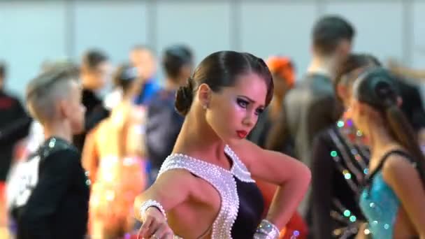 Menina bonita com maquiagem artística dançando no salão de baile. Movimento lento . — Vídeo de Stock