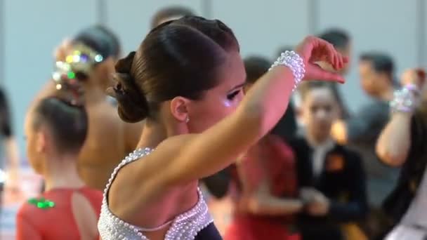 Menina bonita com maquiagem artística dançando no salão de baile. Movimento lento . — Vídeo de Stock