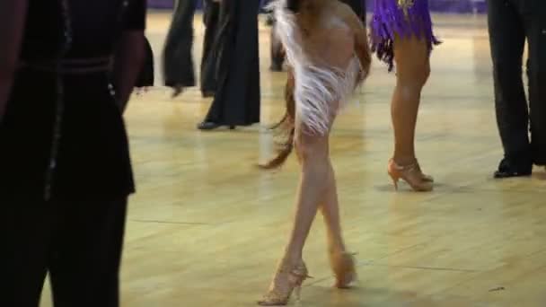 Pary taneczne w sali balowej. — Wideo stockowe