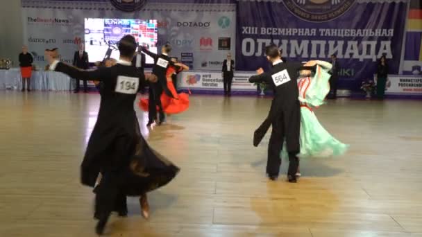 Parejas bailan el vals en el salón de baile . — Vídeo de stock