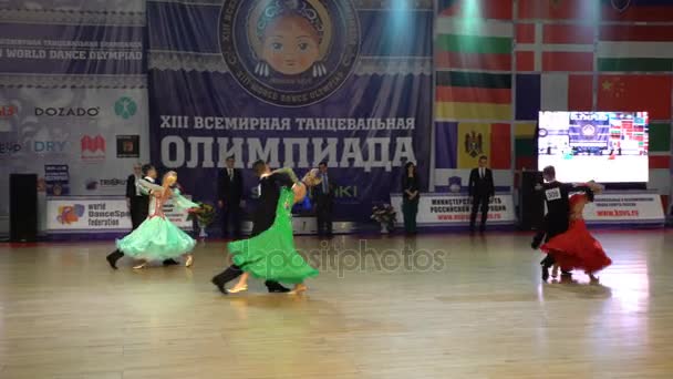 Parejas bailan el vals en el salón de baile . — Vídeos de Stock