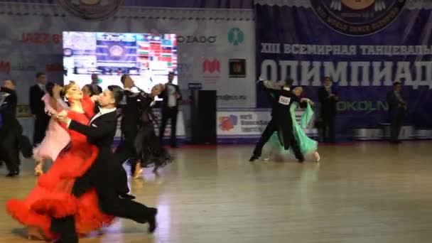 Les couples dansent la valse dans la salle de bal . — Video