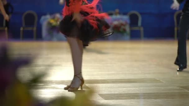 Couples dansant dans la salle de bal .