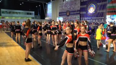 Gösterinin başlamasından önce genç amigo ısınmak.