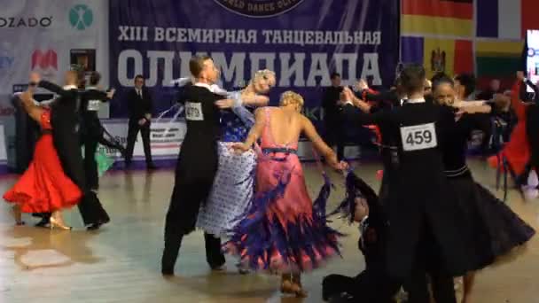 Casal dança a valsa no salão de baile e cai . — Vídeo de Stock