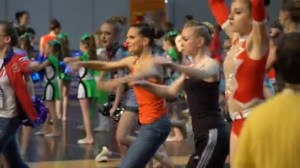 Młode cheerleaderki rozgrzewkę przed rozpoczęciem Show. — Wideo stockowe