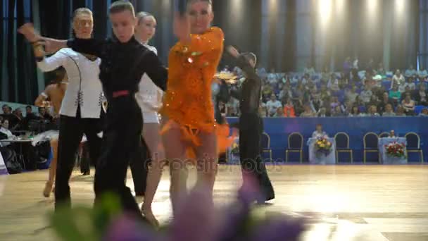 Un montón de parejas bailando apasionado baile latino en el salón de baile . — Vídeo de stock