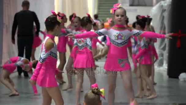 Piccole cheerleader che si preparano per la loro performance nel backstage . — Video Stock