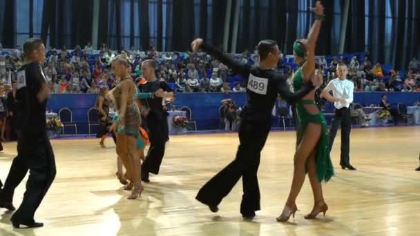 Un montón de parejas bailando apasionado baile latino en el salón de baile. Movimiento lento . — Vídeo de stock