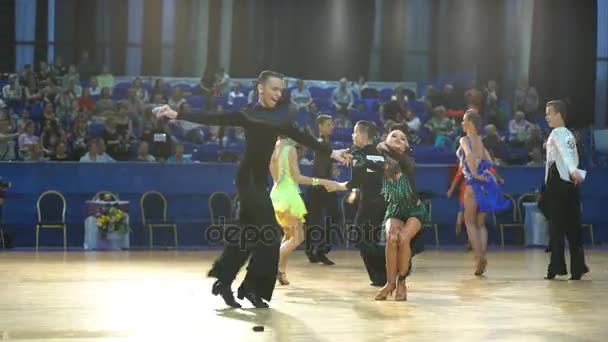 Un montón de parejas bailando apasionado baile latino en el salón de baile . — Vídeos de Stock