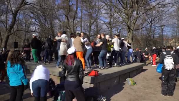 Много счастливых молодых людей танцуют огненный латинос в городском парке — стоковое видео