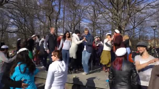 Багато щасливі молоді люди танцюють вогненно latino у міському парку — стокове відео