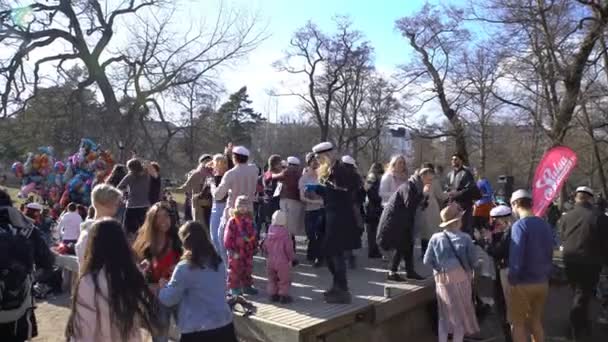 Um monte de jovens felizes dançando latino ardente no parque da cidade — Vídeo de Stock
