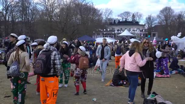 Veel gelukkige studenten hebben een picknick, drinken, eten en plezier hebben in het stadspark — Stockvideo