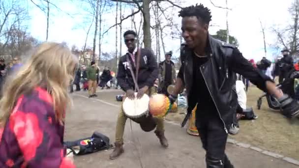 Jovens dançando, cantando e tocando bateria em um City Park . — Vídeo de Stock