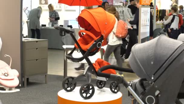 Moderner, schöner, roter Kinderwagen im Laden. — Stockvideo