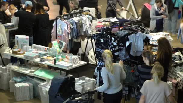 Birçok alıcı alışveriş merkezinde satış — Stok video