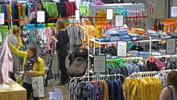 Veel kopers bij de verkoop in het winkelcentrum — Stockvideo