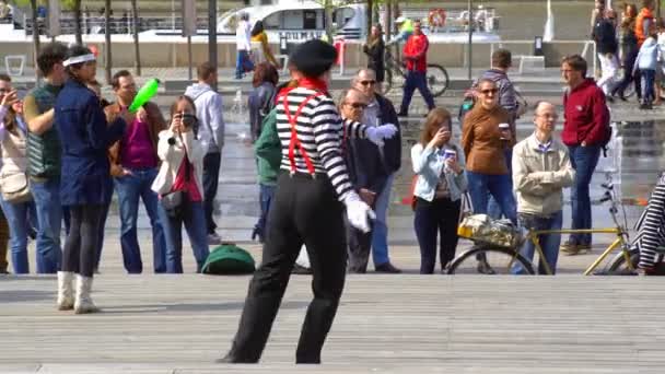 Un mime de rue agit dans un parc municipal . — Video
