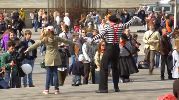 Вулиця mime діє в міському парку. — стокове відео