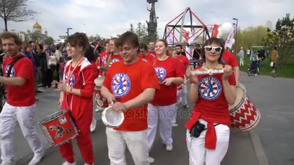 Parade of Brazilian drummers city in a Park. — Stock Video