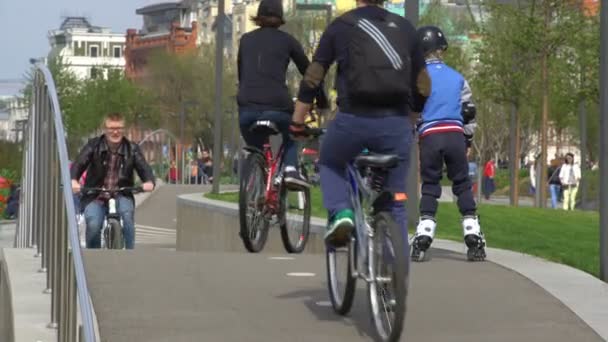 El "carril bici" en el pavimento, y un montón de ciclistas en el parque de la ciudad . — Vídeos de Stock