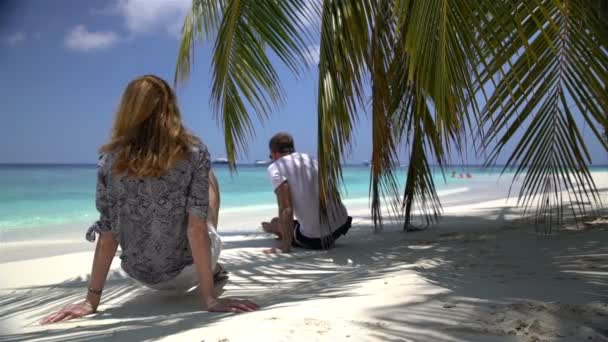 Jonge aantrekkelijke paar genieten van een vakantie op de tropische kust. — Stockvideo