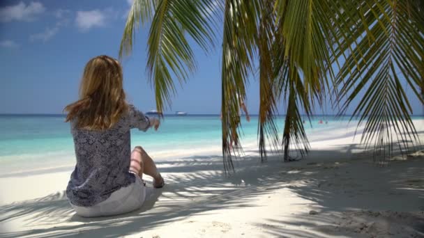 Jonge aantrekkelijke paar genieten van een vakantie op de tropische kust. — Stockvideo