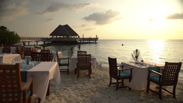 Served tables in the restaurant on the ocean. — Stock Video