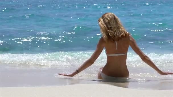 Красива струнка молода жінка насолоджується відпочинком на тропічному пляжі. Повільний рух . — стокове відео